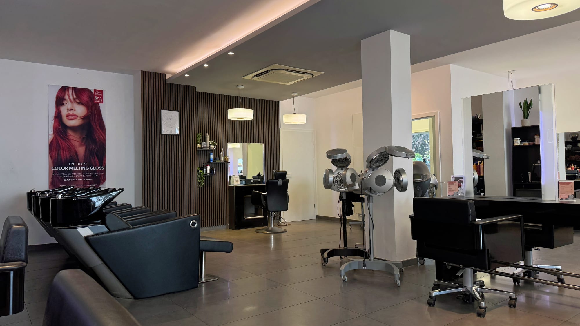 Glamour Grove Salon — Ambiente